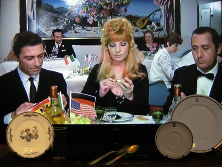 Un piccolo omaggio a "Amore mio aiutami", girato a bordo della Raffaello